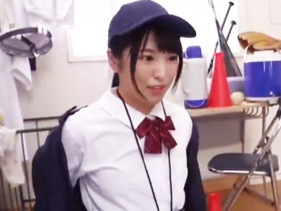 美少女マネージャーの密着マッサージでフル勃起して部室で顔射ハメ