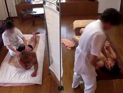 寝取られ願望強すぎ夫の罠！！！隣でちゃんとマッサージを受けているフリをして…エロマッサを特等席でガン見！！！