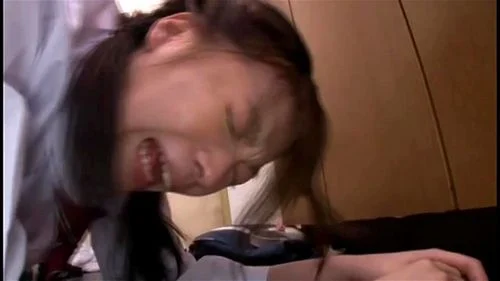 ＜JC・強姦＞中学生の女の子が媚薬が塗られた男性器を咥え込み、その後、変態男に自宅に連れて行かれて残忍にレ●プされます。